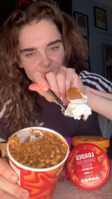 Minstrel Munches on TikTok rates Asda's Loaded Caramelised Biscuit ice cream 15/10